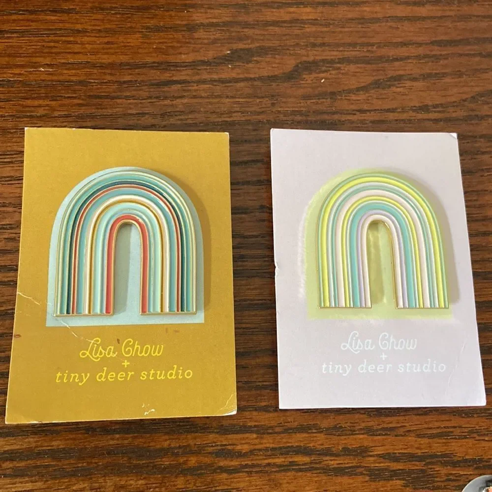 Sticky notes 2 pens 2 pins 1 small pouch